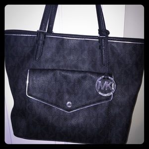 Gorgeous Michael Kors tote in sexy black